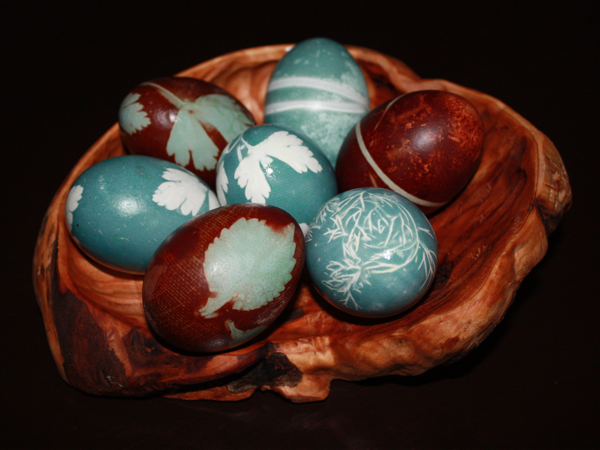 cabbage-dyed-eggs-in-burl-bowl